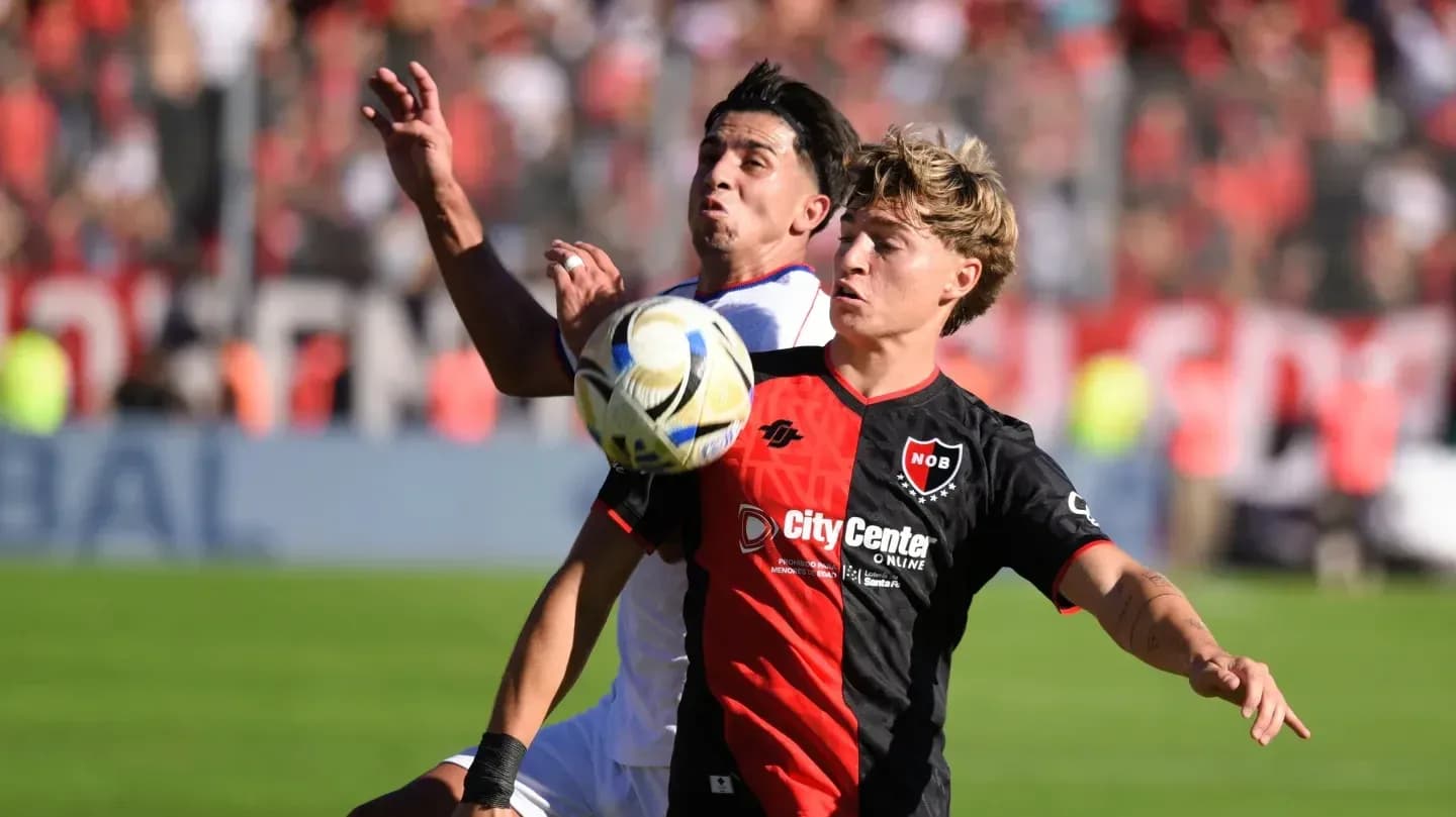 Jugadores de San Lorenzo y Newell's disputando el balón