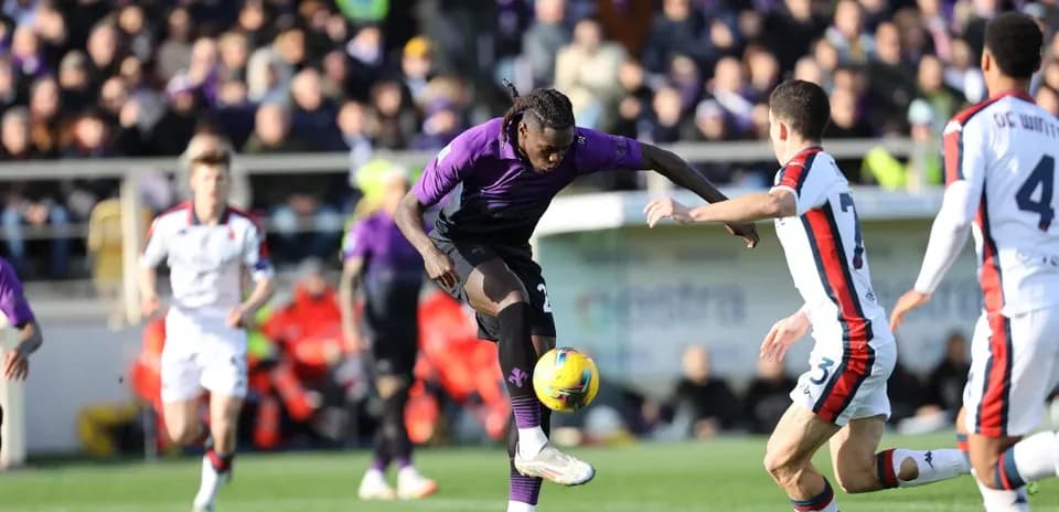 Jugador de Fiorentina controla el balón contra Genoa