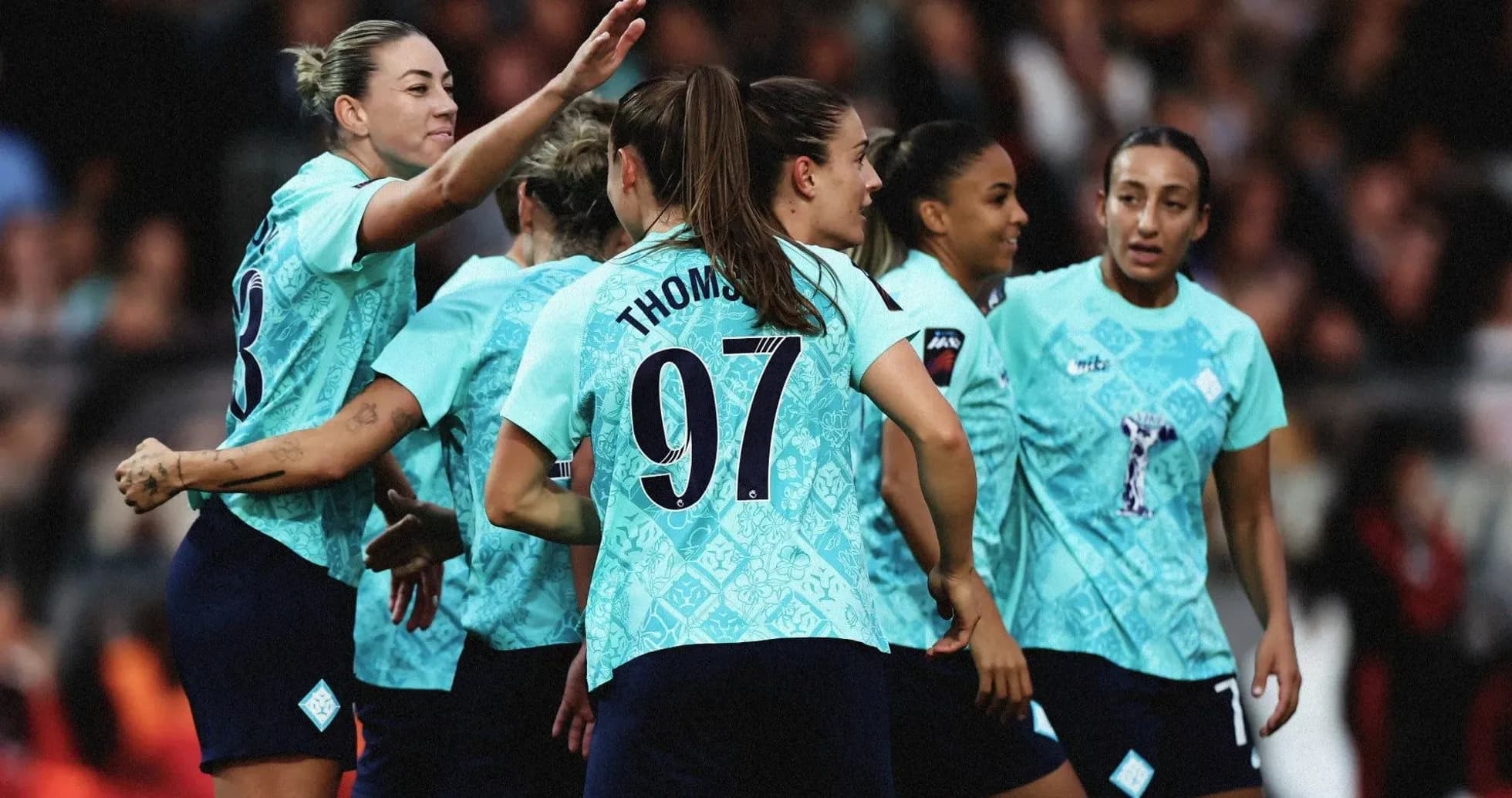 Jugadoras celebrando un gol en el partido