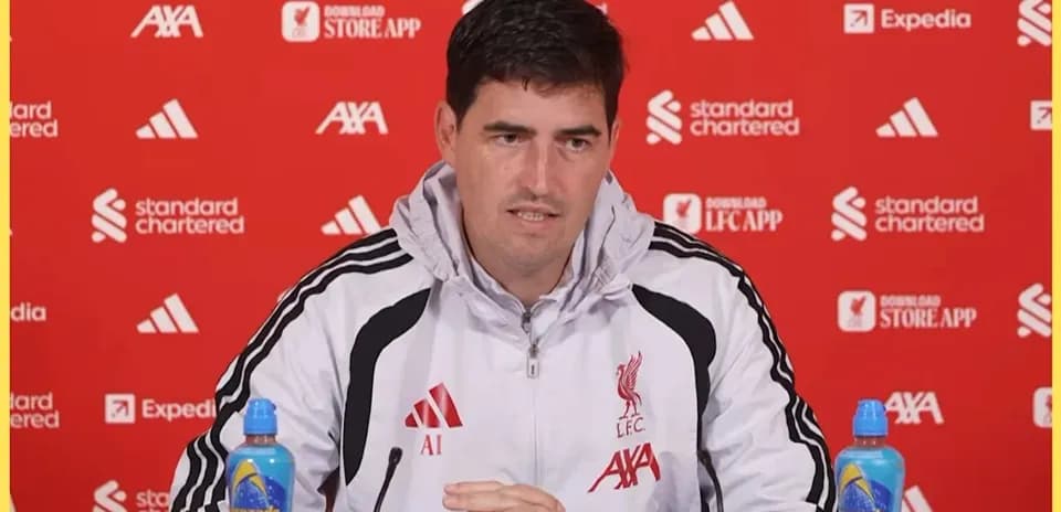 Entrenador en rueda de prensa con fondo rojo