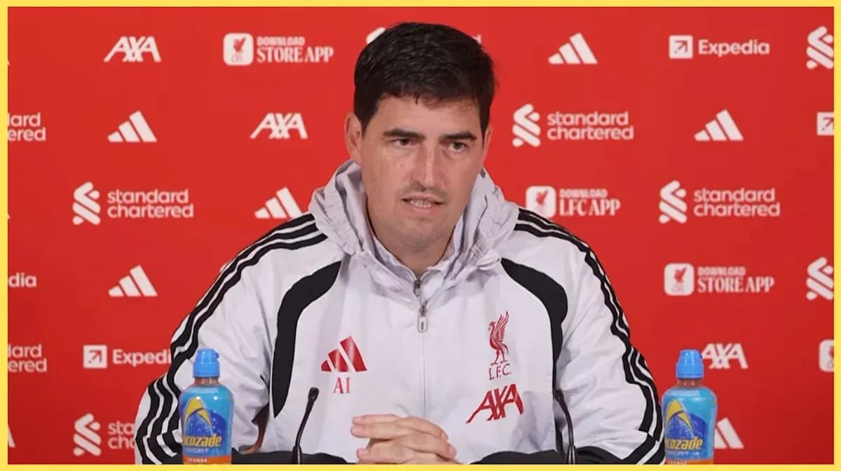 Entrenador en rueda de prensa con fondo rojo