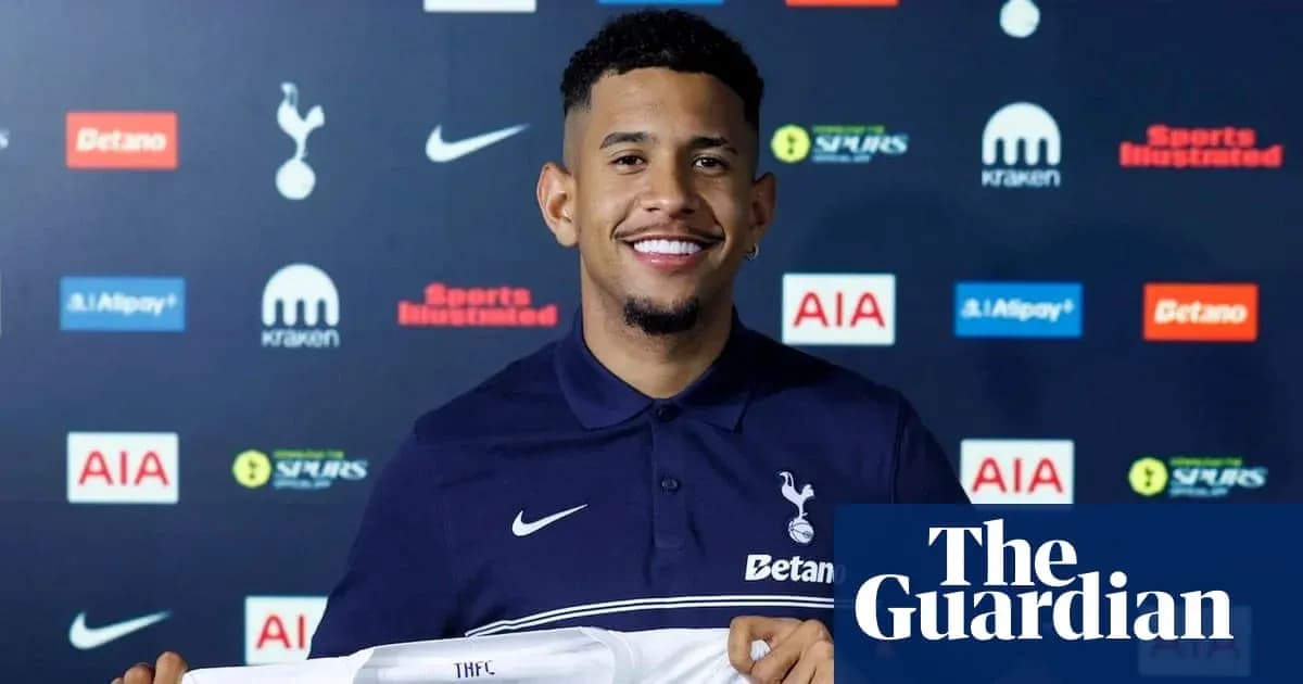 Jugador mostrando camiseta de Tottenham en presentación