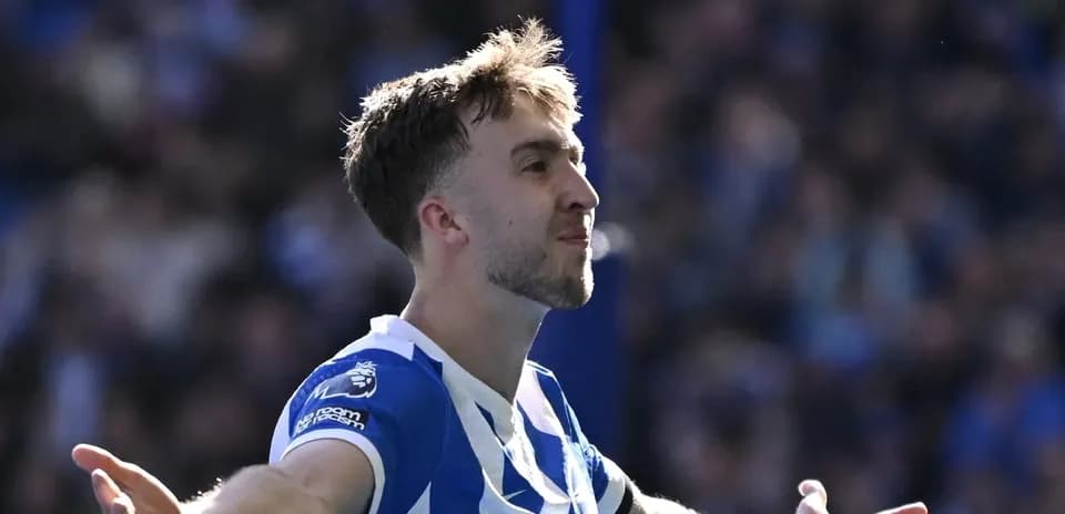 Jugador celebrando en el campo durante partido