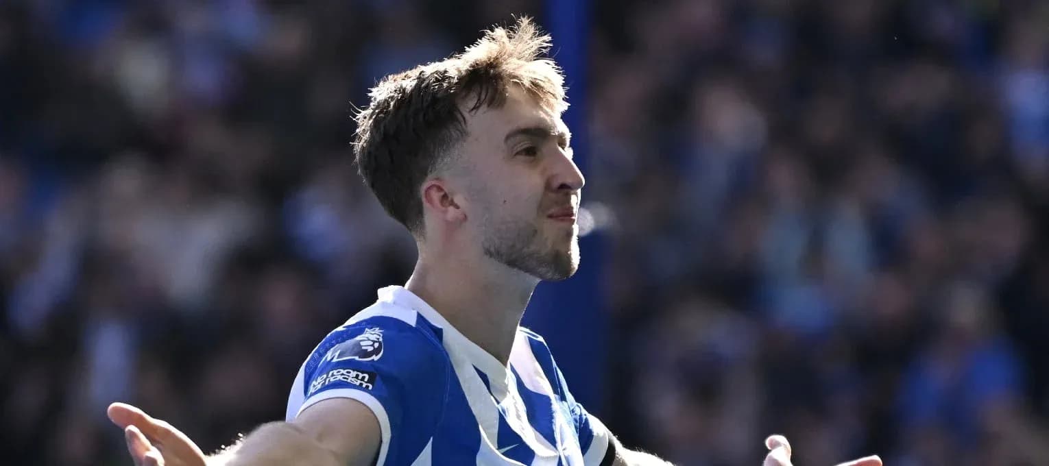 Jugador celebrando en el campo durante partido