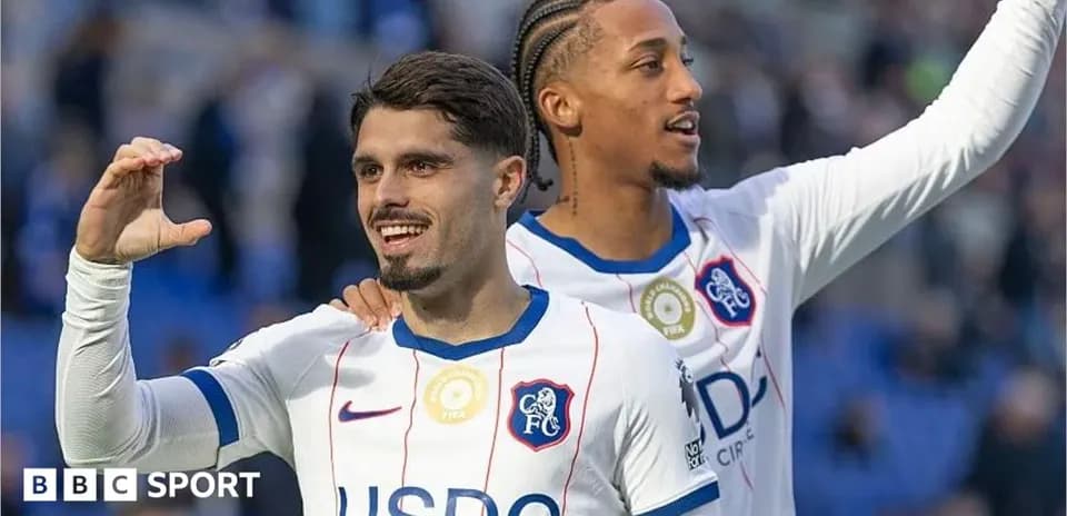Jugadores de Chelsea celebrando en el campo