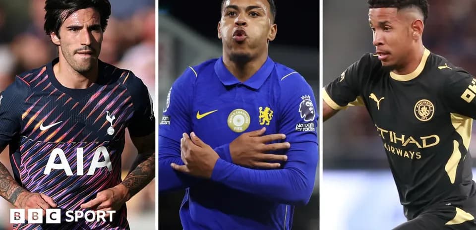 Tres jugadores de fútbol en acción durante el partido