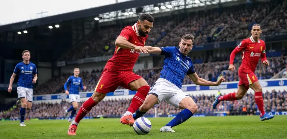 Jugador de Liverpool y Everton luchando por el balón