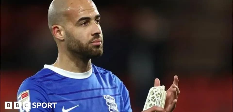 Jugador de Birmingham aplaudiendo en el campo