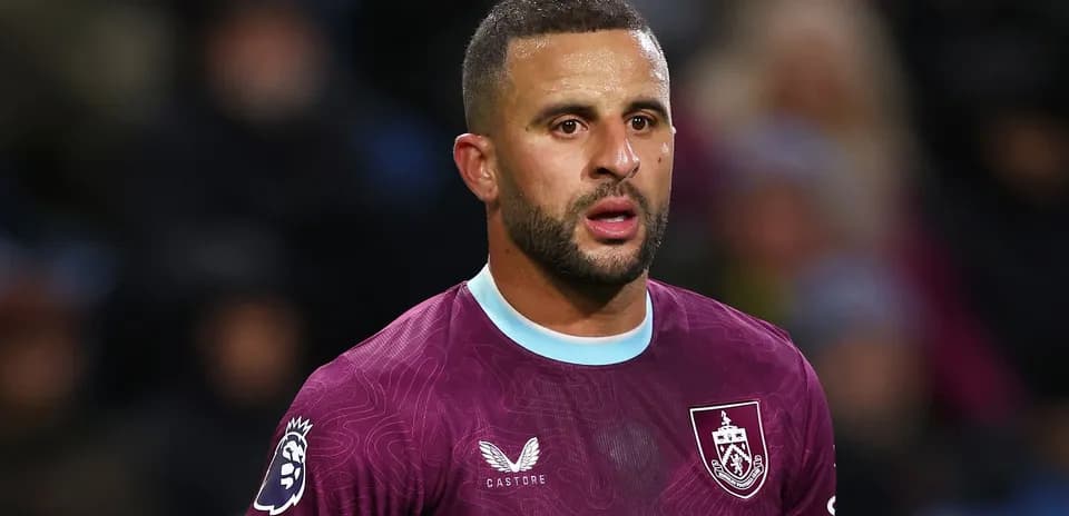 Jugador de Burnley en camiseta morada durante el partido
