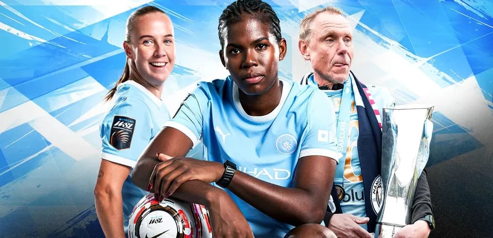 Tres miembros de Manchester City con balón y trofeo