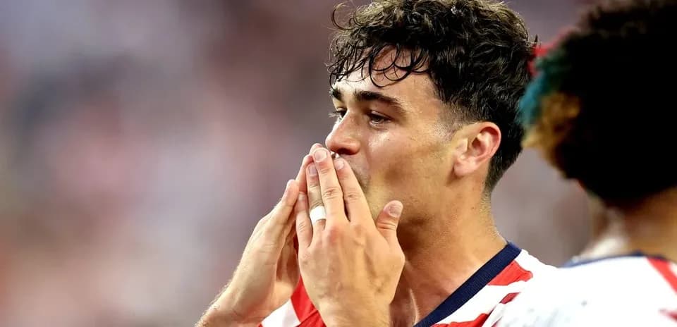 Jugador aplaudiendo y celebrando en el campo