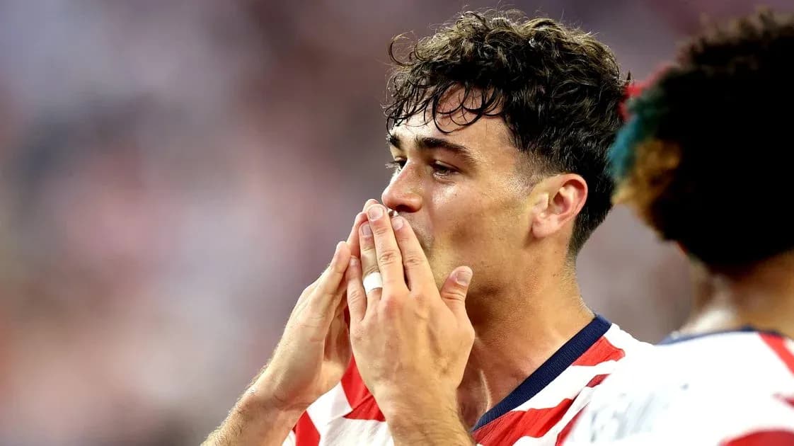 Jugador aplaudiendo y celebrando en el campo