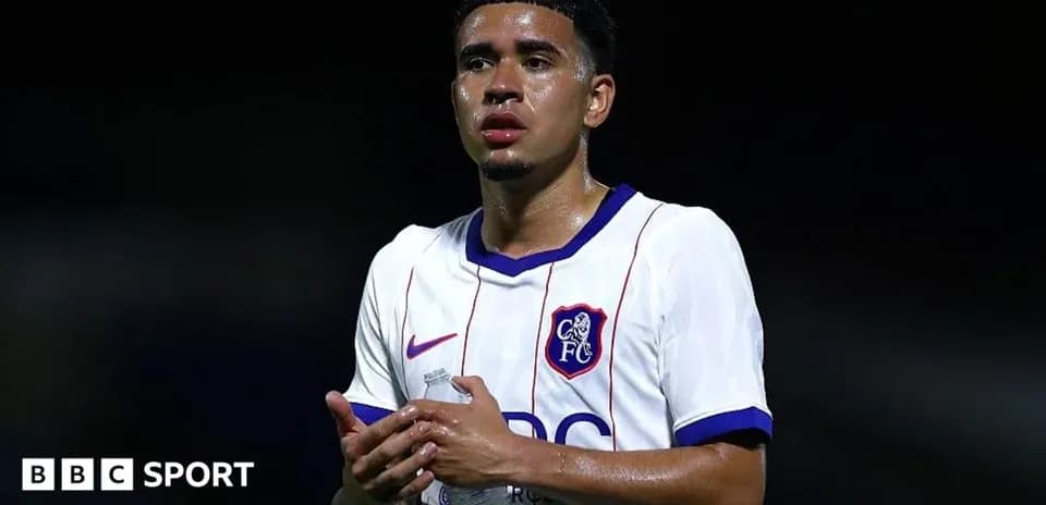 Jugador sosteniendo botella de agua en el campo