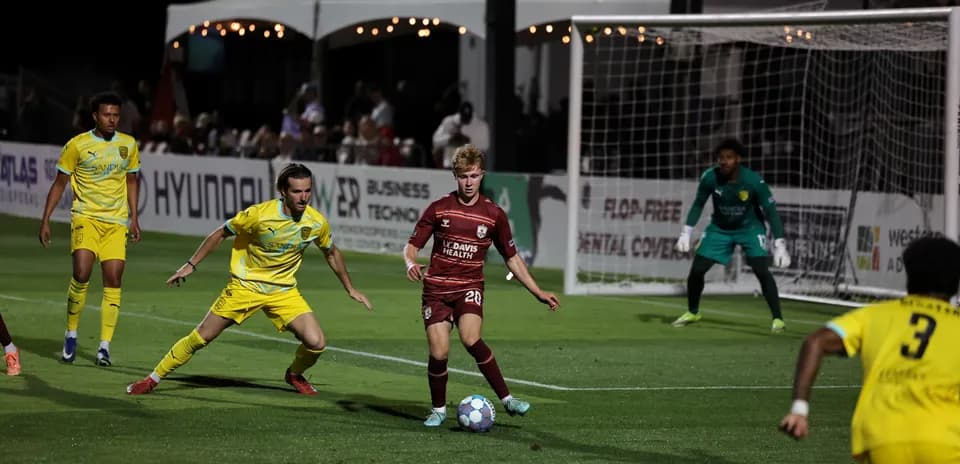 Jugadores en acción durante el partido de fútbol
