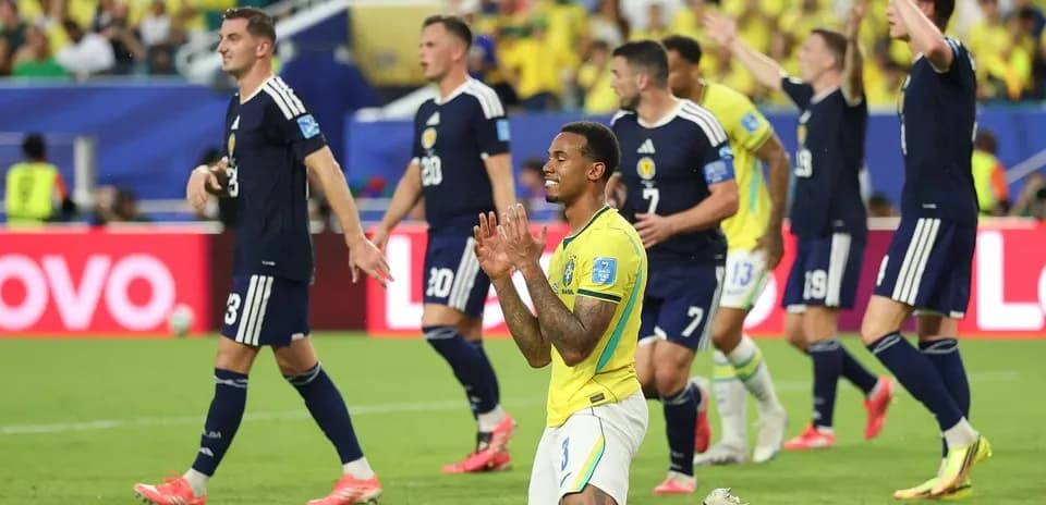 Jugadores de Brasil y Escocia durante un partido