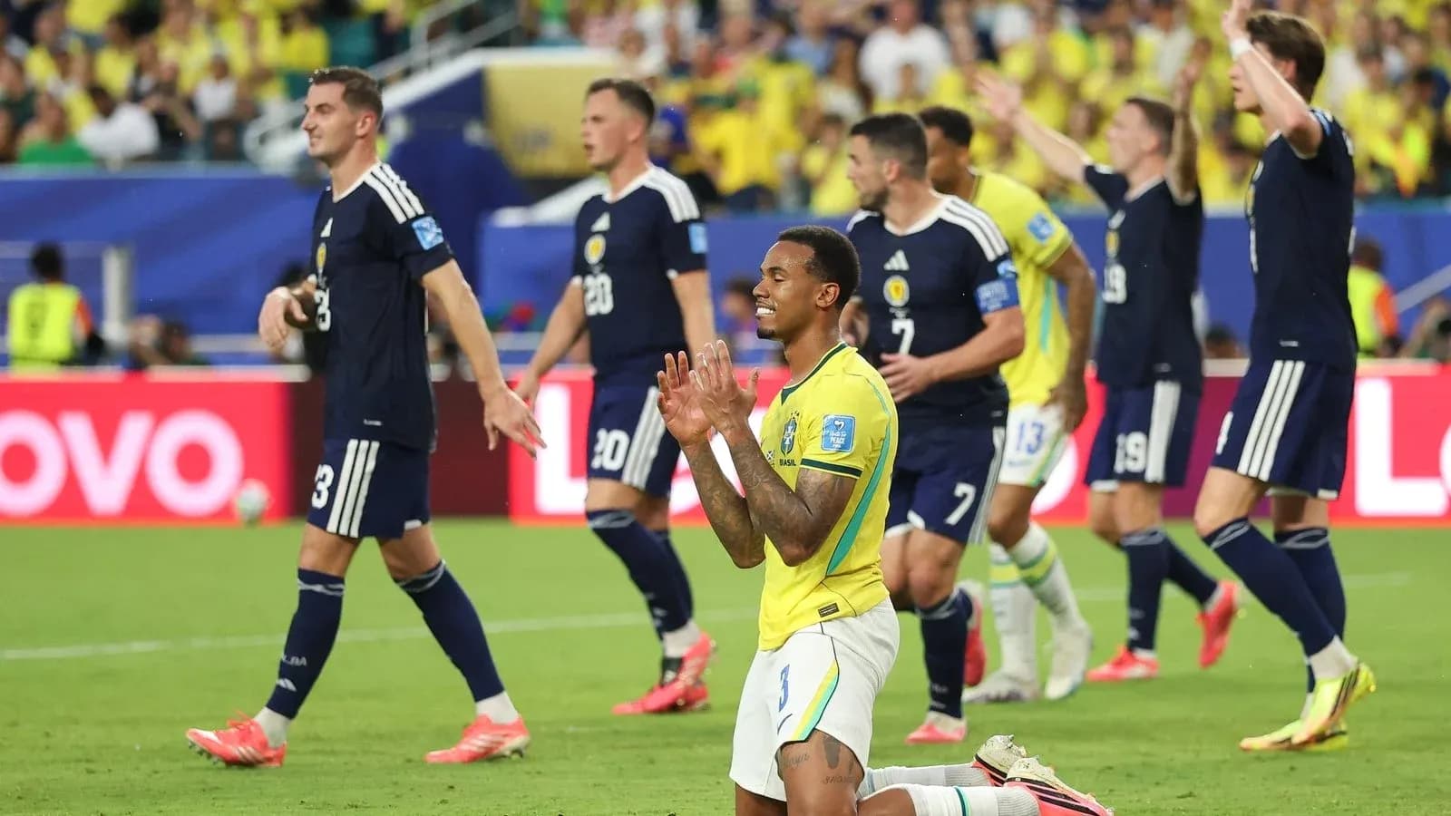Jugadores de Brasil y Escocia durante un partido