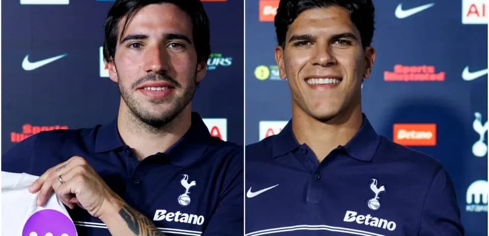 Jugadores de Tottenham presentándose en conferencia de prensa