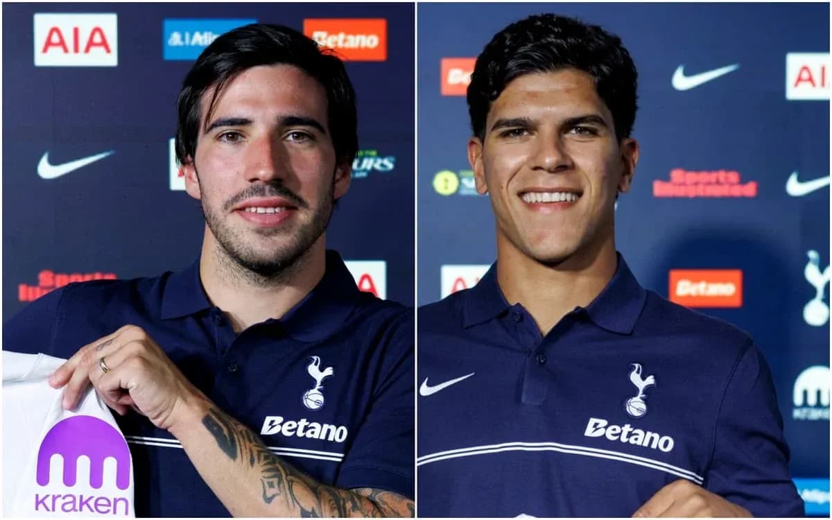Jugadores de Tottenham presentándose en conferencia de prensa
