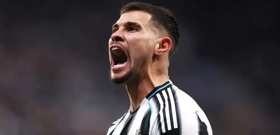 Jugador de Newcastle gritando en el campo