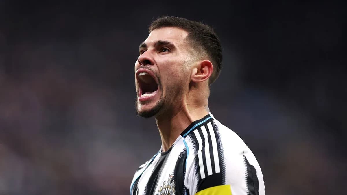 Jugador de Newcastle gritando en el campo