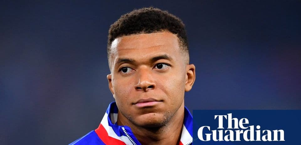 Jugador con chaqueta de la selección francesa en el campo