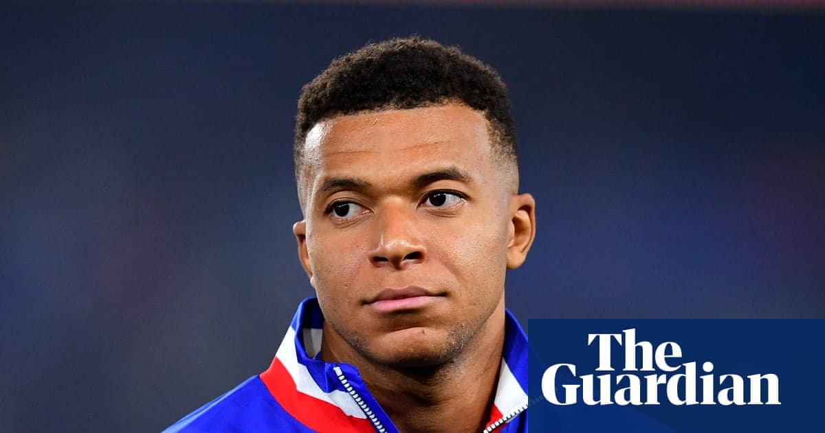 Jugador con chaqueta de la selección francesa en el campo