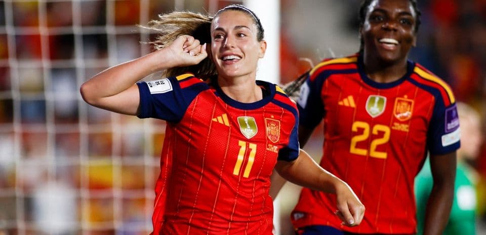 Jugadora de España celebrando un gol en el partido