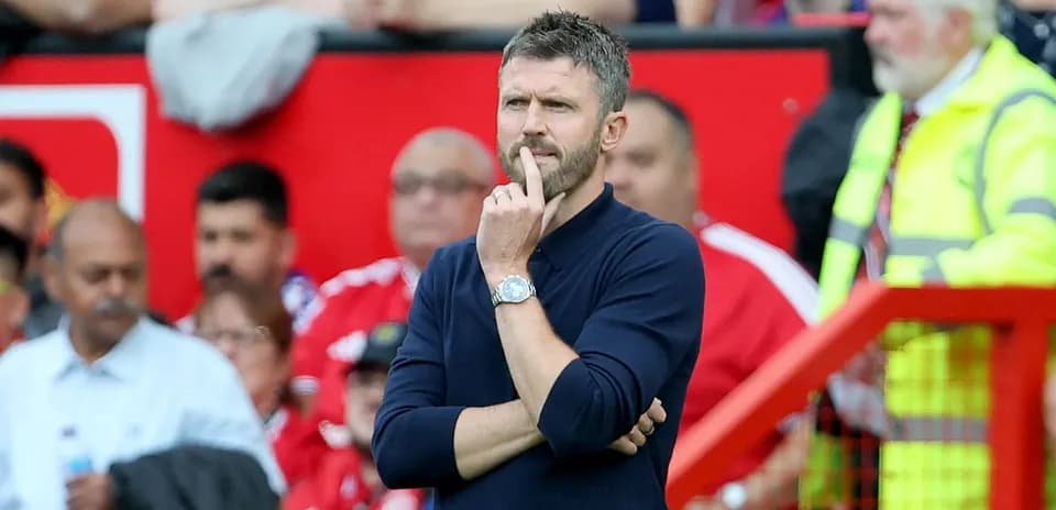 Entrenador pensativo en la banda durante el partido