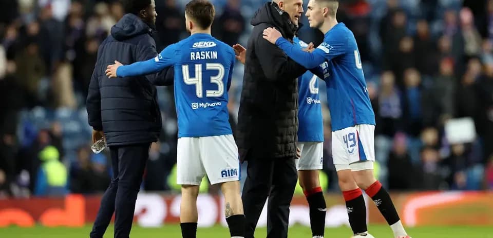 Jugadores del Rangers interactuando con el entrenador tras el partido