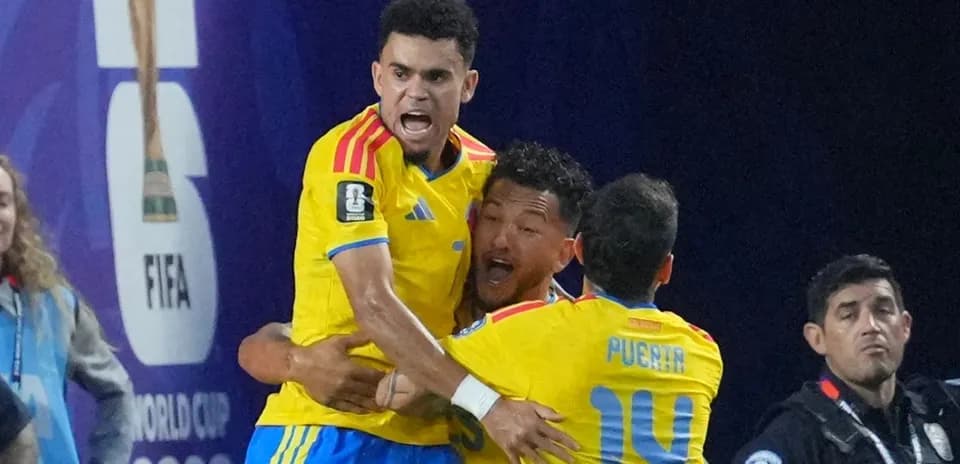Jugadores colombianos celebrando un gol en el partido