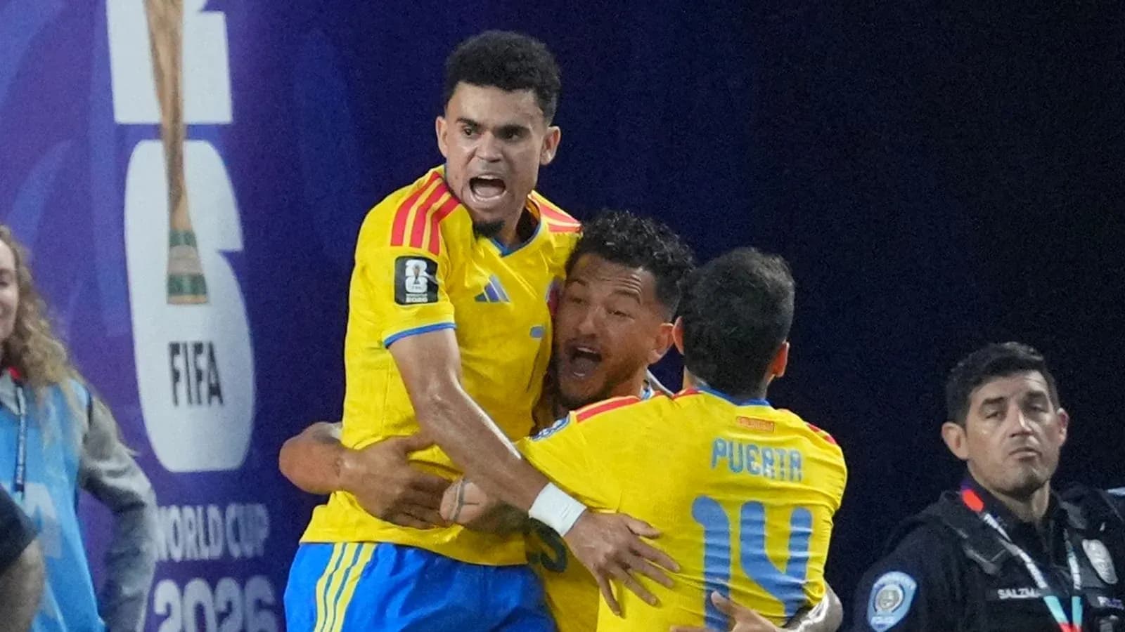 Jugadores colombianos celebrando un gol en el partido