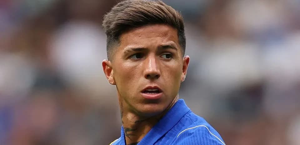 Jugador con camiseta azul durante un partido