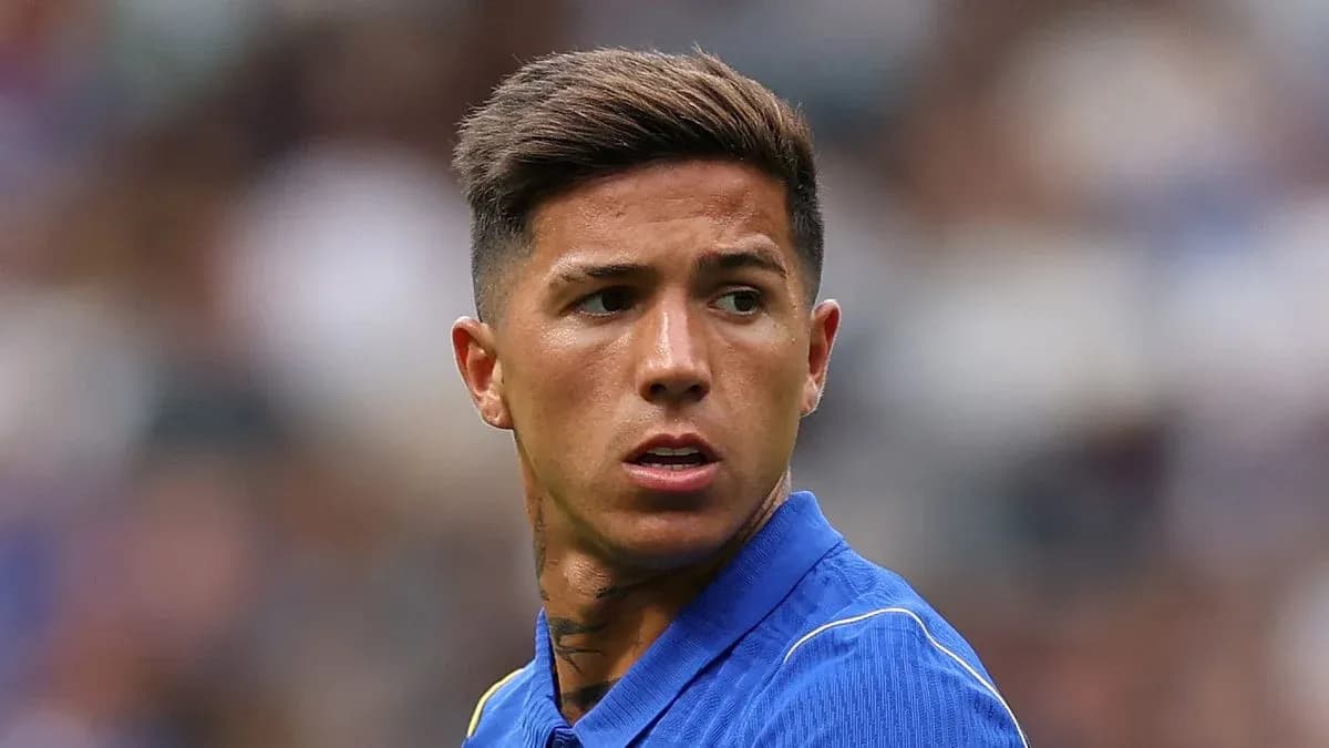 Jugador con camiseta azul durante un partido