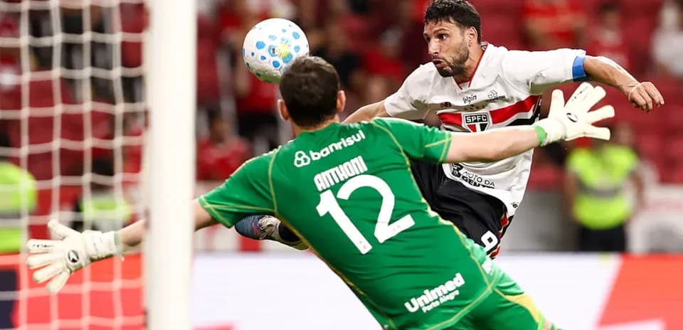 Jugador de Sao Paulo disparando a puerta