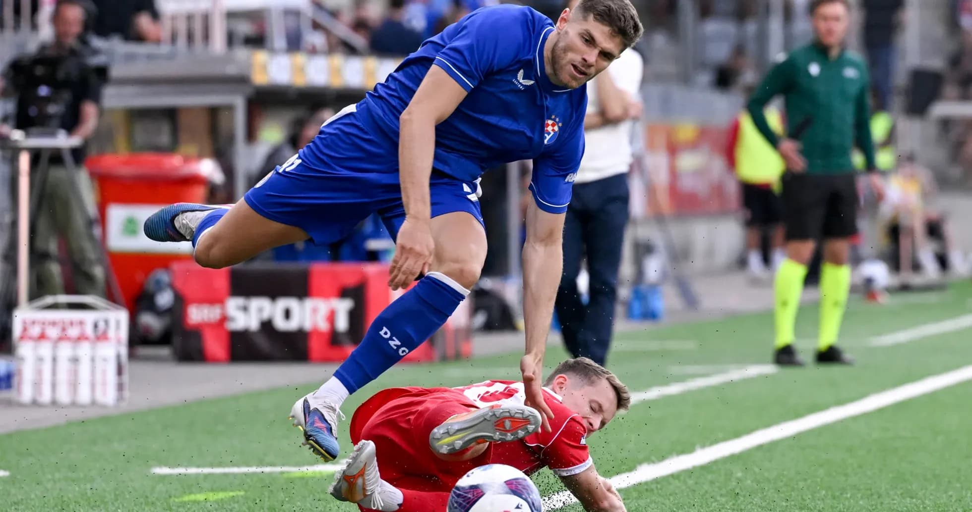 Jugadores de Dinamo Zagreb y FC Thun en acción