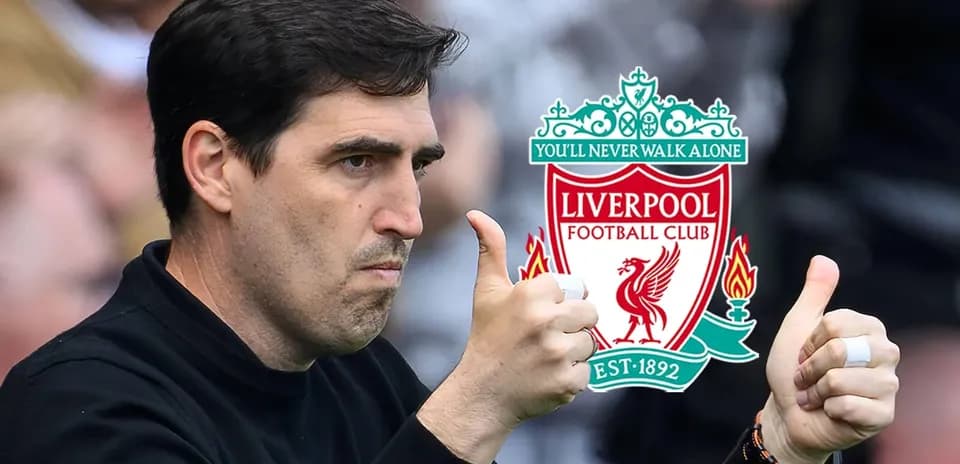 Entrenador dando un pulgar arriba junto al logo de Liverpool