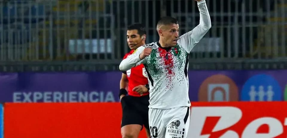 Jugador de Palestino celebra un gol en el partido