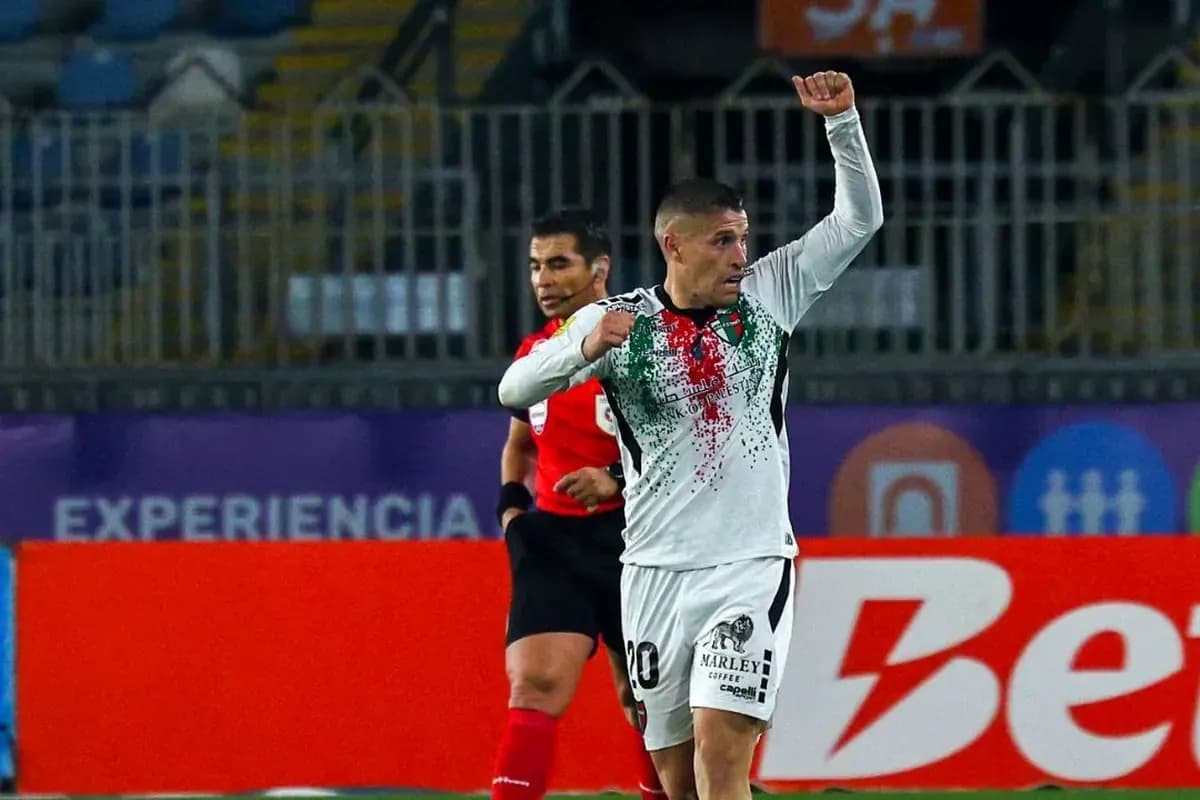 Jugador de Palestino celebra un gol en el partido