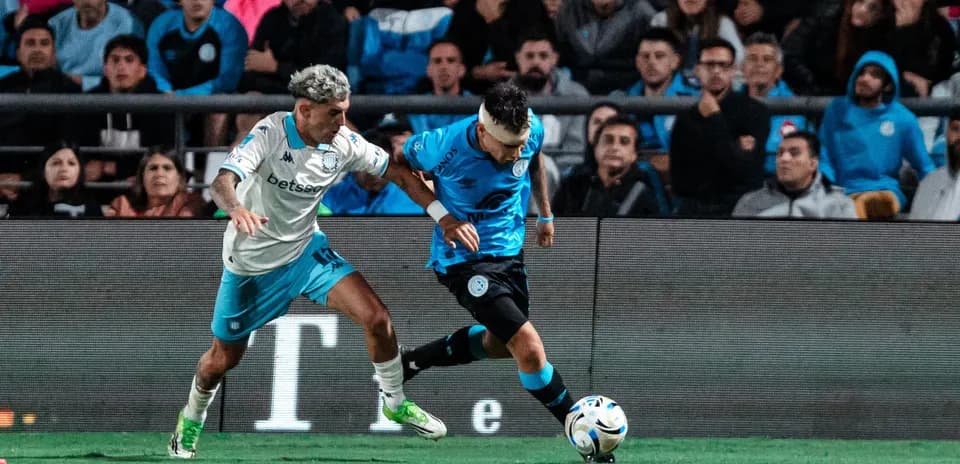 Jugador de Belgrano luchando por el balón