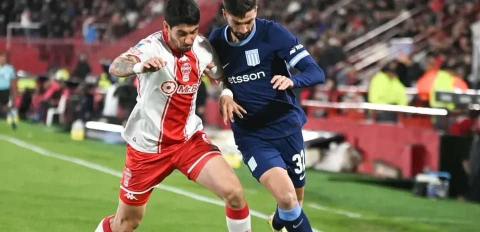 Jugadores de Huracán y Racing Club en acción