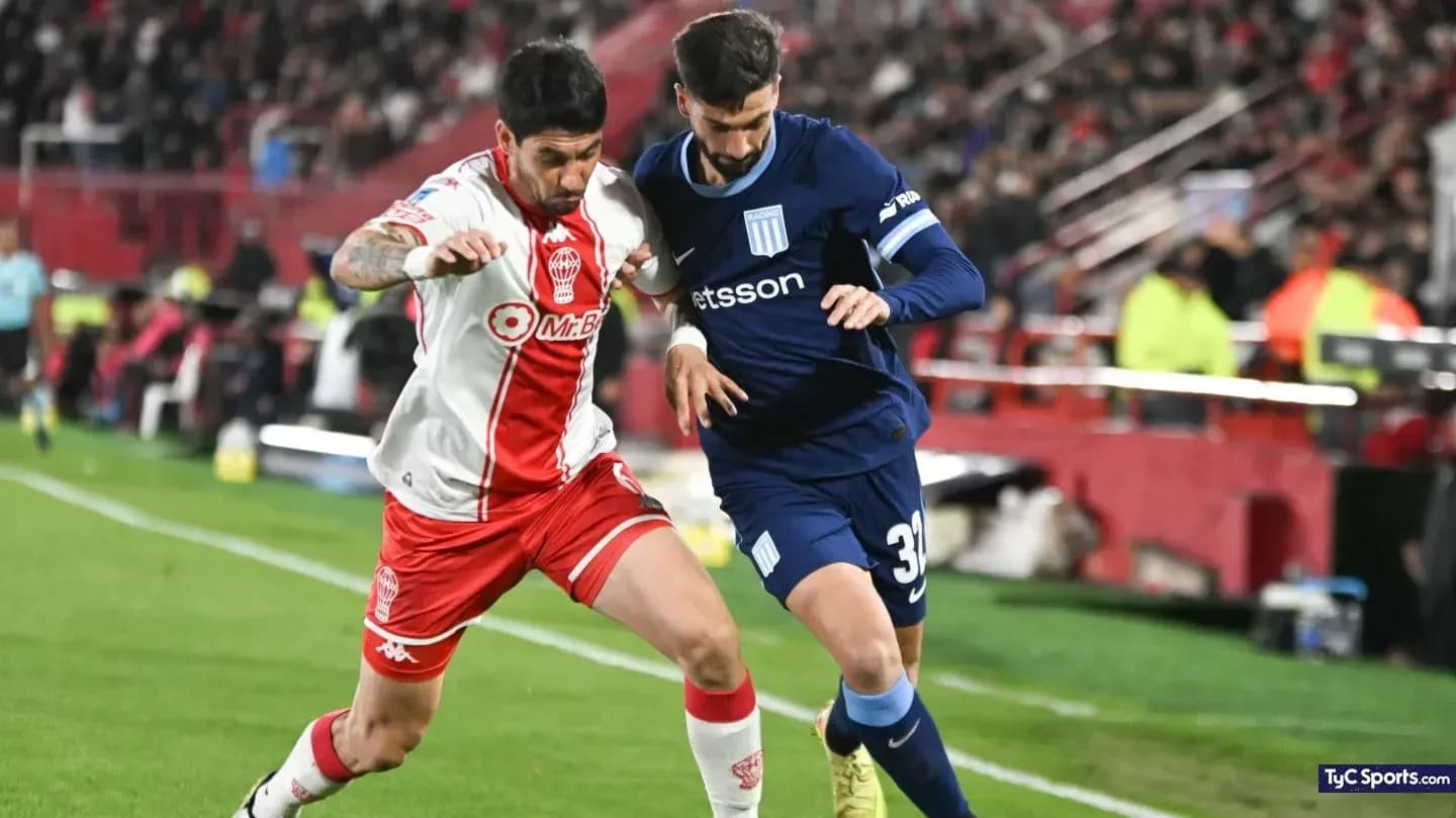 Jugadores de Huracán y Racing Club en acción