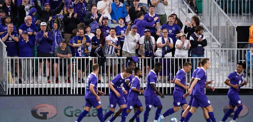 Aficionados de Louisville City celebrando en el estadio