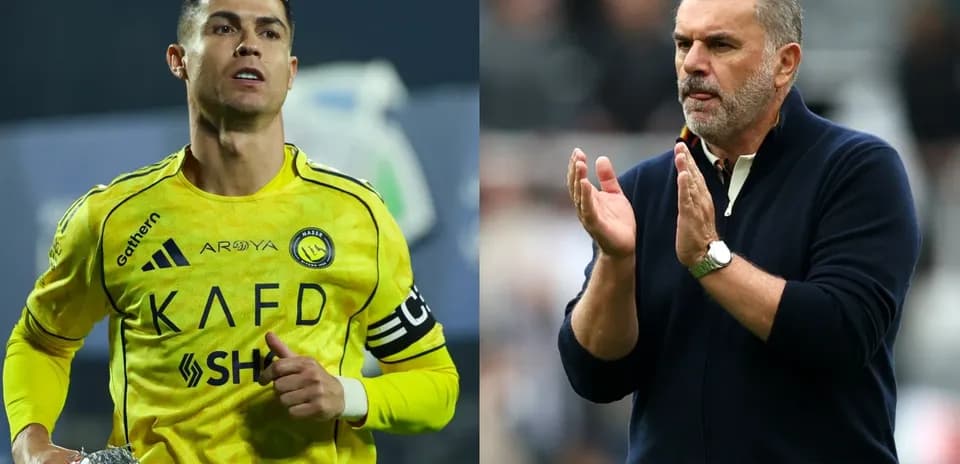 Cristiano Ronaldo y entrenador aplaudiendo durante el partido