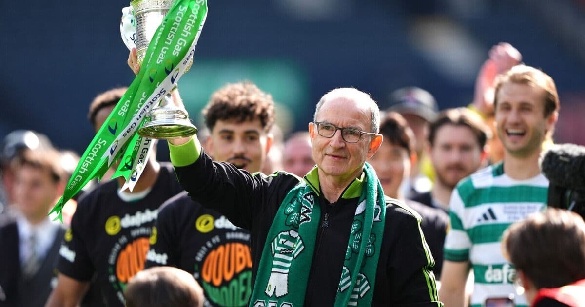 Entrenador sosteniendo el trofeo en celebración