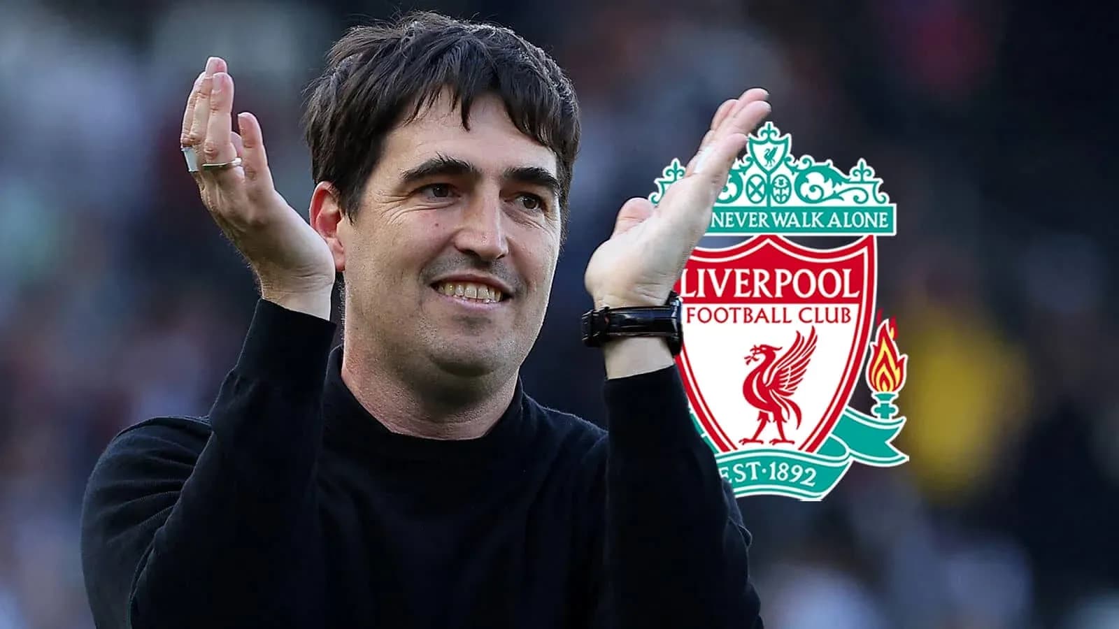 Entrenador aplaudiendo con logo de Liverpool detrás