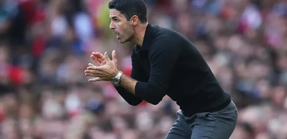 Entrenador dirigiendo a su equipo desde la línea lateral