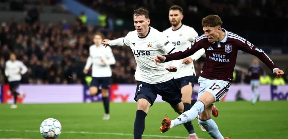 Jugador de Aston Villa en acción contra Viking