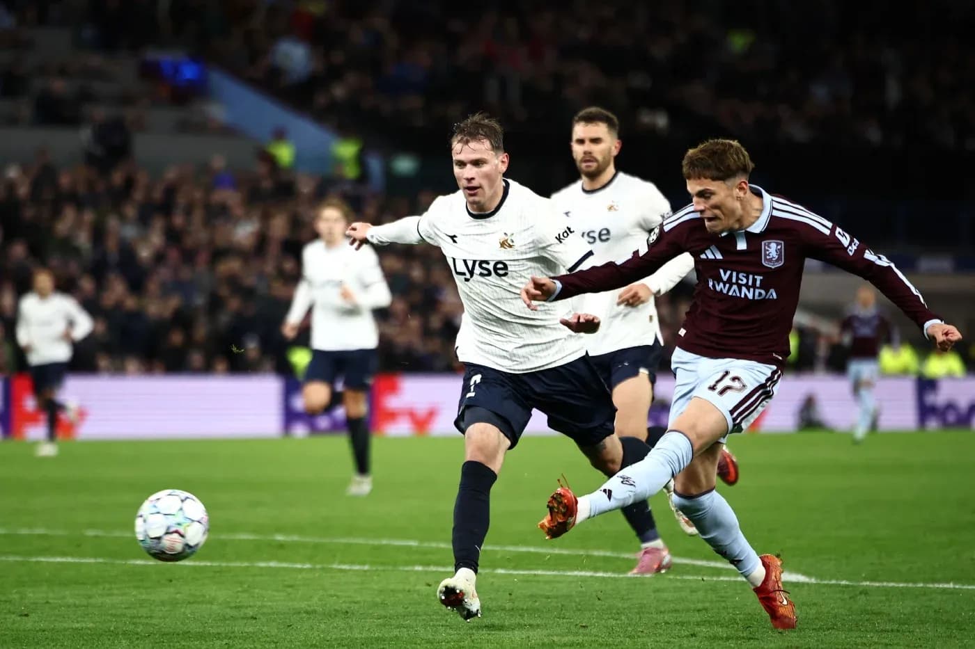 Jugador de Aston Villa en acción contra Viking