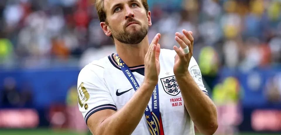 Jugador aplaudiendo con medalla de bronce en cuello