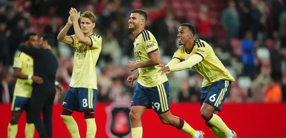 Jugadores de Arsenal celebrando una victoria en el estadio